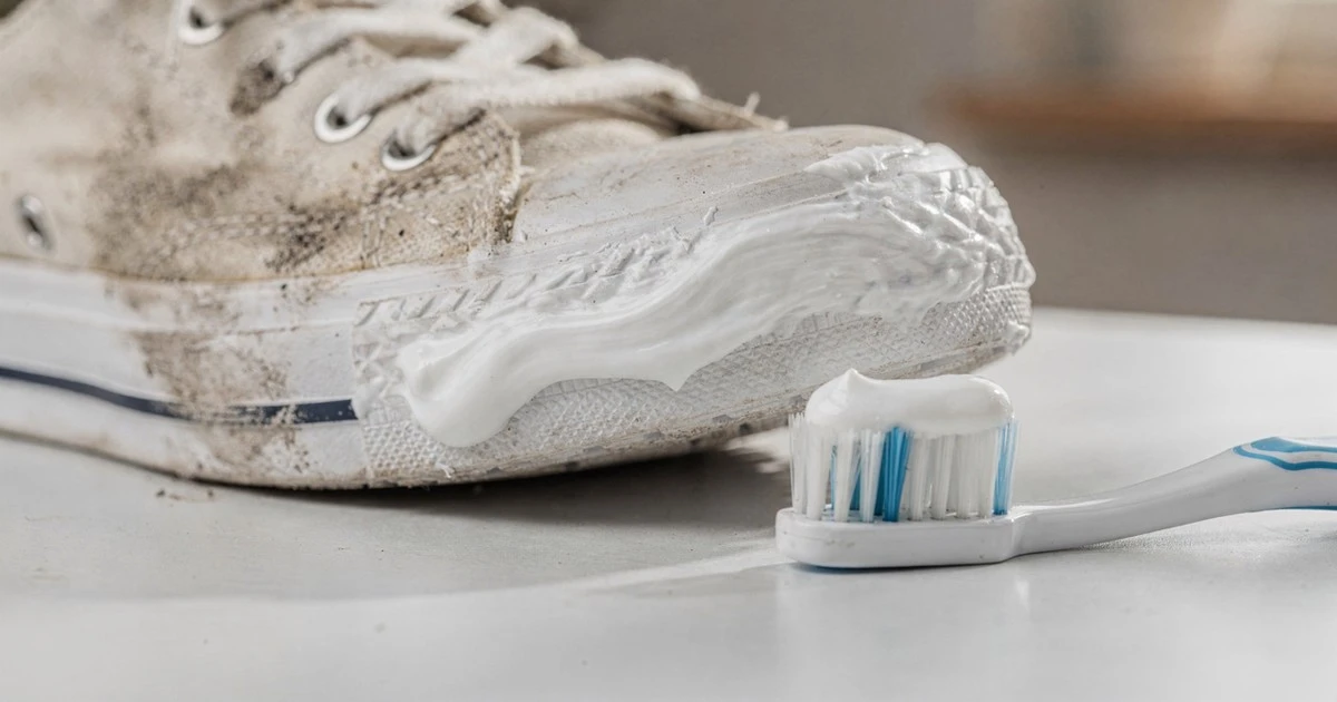 Renueva tus zapatillas blancas: el secreto de limpieza con pasta de dientes