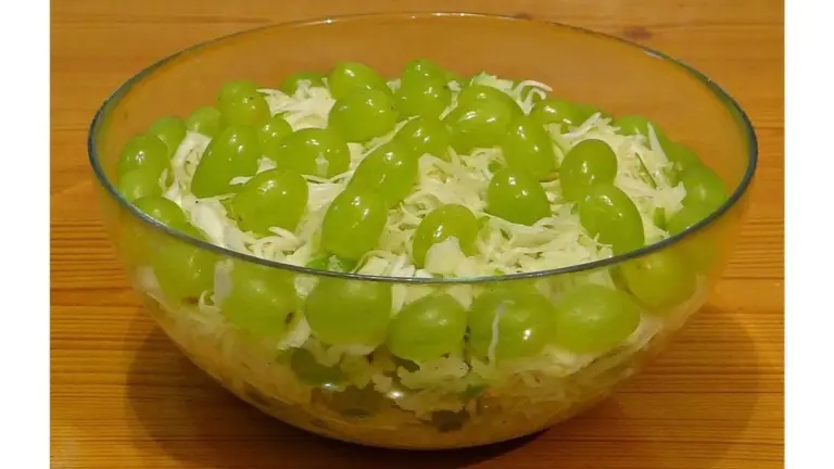 Repollo chino y uvas: la ensalada ligera que preparas en 5 minutos para cenar y adelgazar