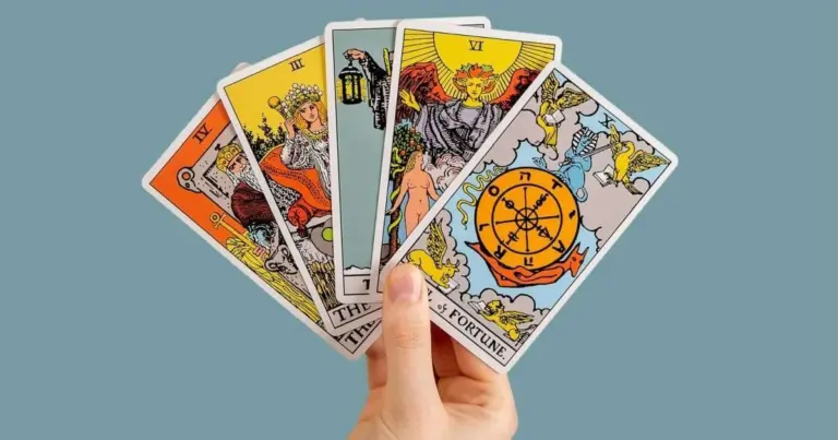 Tarot del 08/02/2026: La carta que guiará tu próximo domingo