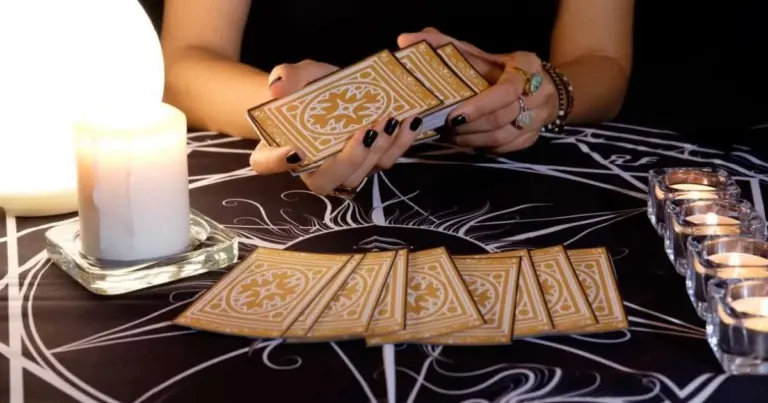 Tarot del día: Tu guía astrológica para el 24 de febrero de 2026