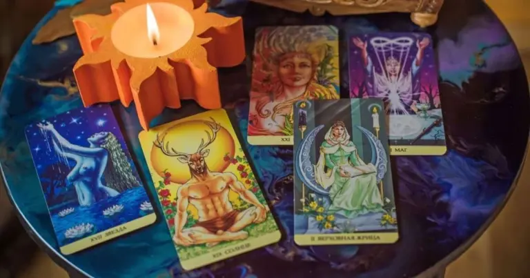 Tarot del día: Una guía astrológica para cada signo el 25 de febrero de 2026