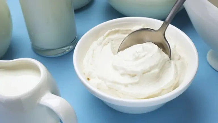 Una cucharadita de miel cruda potencia tus probióticos en yogur