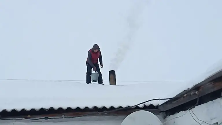 Una pastilla para la chimenea: el truco de los viejos crepitadores que sí funciona