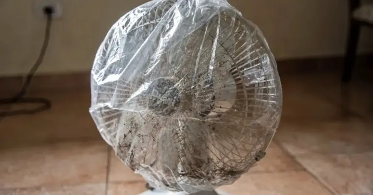 Un truco rápido con bolsa de plástico para limpiar tu ventilador en minutos