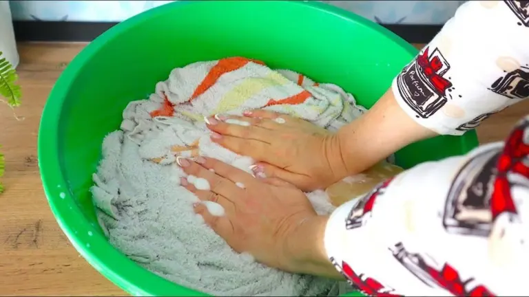 Adiós al olor a humedad: el truco viral de la pasta dental para toallas