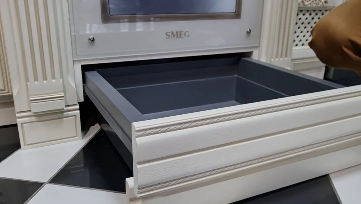 El cajón secreto bajo tu horno no es para guardar sartenes: su verdadera función te sorprenderá