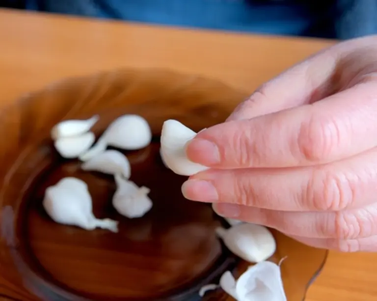 El secreto de mis 50: la tintura de ajo de mi abuelo para sentirse "sin 100 males"