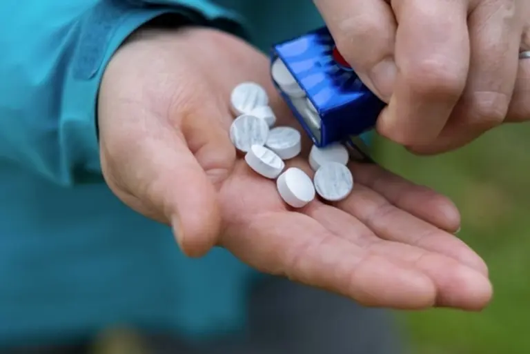 El secreto que tu aliento esconde: cómo una pastilla de menta engañó a todos por años