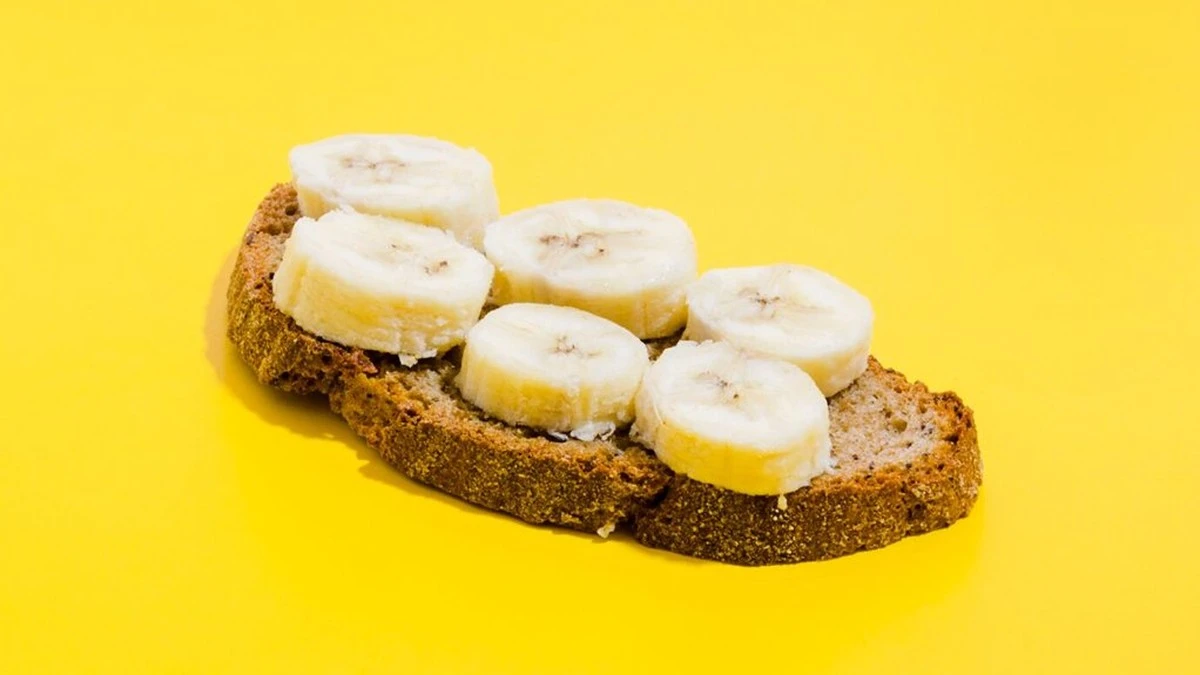 Enterramos pan y cáscaras de plátano en el jardín: los vecinos pensaron que me había vuelto loca. Un mes después, ellos hicieron lo mismo