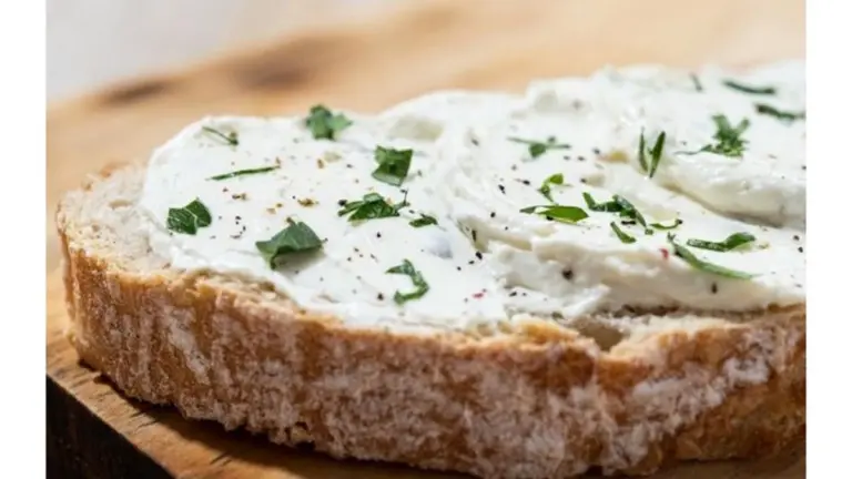 La esponjosa mantequilla de restaurante: el truco de 3 minutos que los chefs esconden