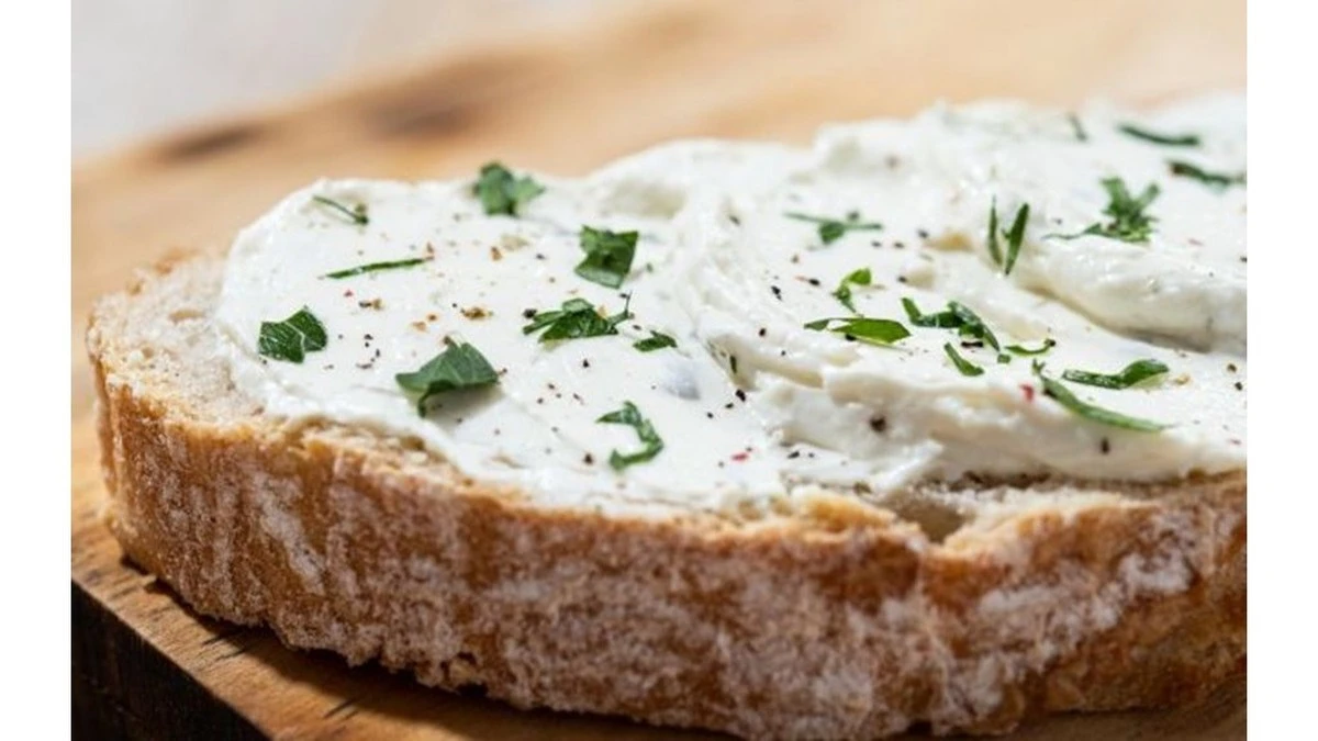 La esponjosa mantequilla de restaurante: el truco de 3 minutos que los chefs esconden