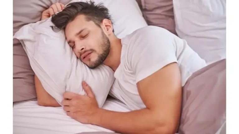 Me despertaba a las 4:30 y no podía volver a dormir: pensaba que era normal hasta que un especialista en sueño me hizo 3 preguntas que lo cambiaron todo