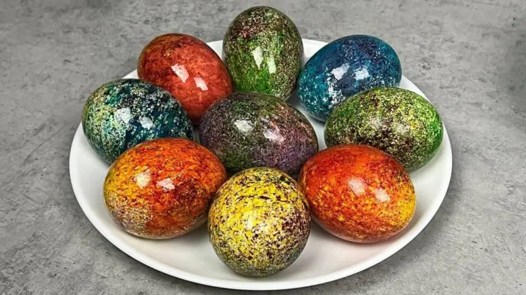 Niños descubrieron el secreto de pintar huevos de Pascua: ¡ahora toda la familia lo hace así!