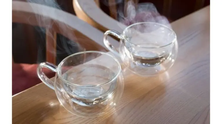 Por qué tu estómago no "despierta" por la mañana: un gastroenterólogo revela el secreto del agua tibia