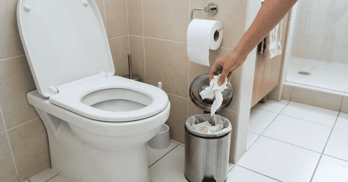 Por qué tu inodoro (y tu bolsillo) te agradecerán que dejes de tirar el papel higiénico dentro