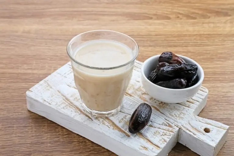 Unas pocas dátiles con leche antes de dormir transformaron mis mañanas de debilidad crónica